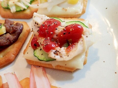 ケチャで　チーズと胡瓜とサラダチキンの焼クラッカー